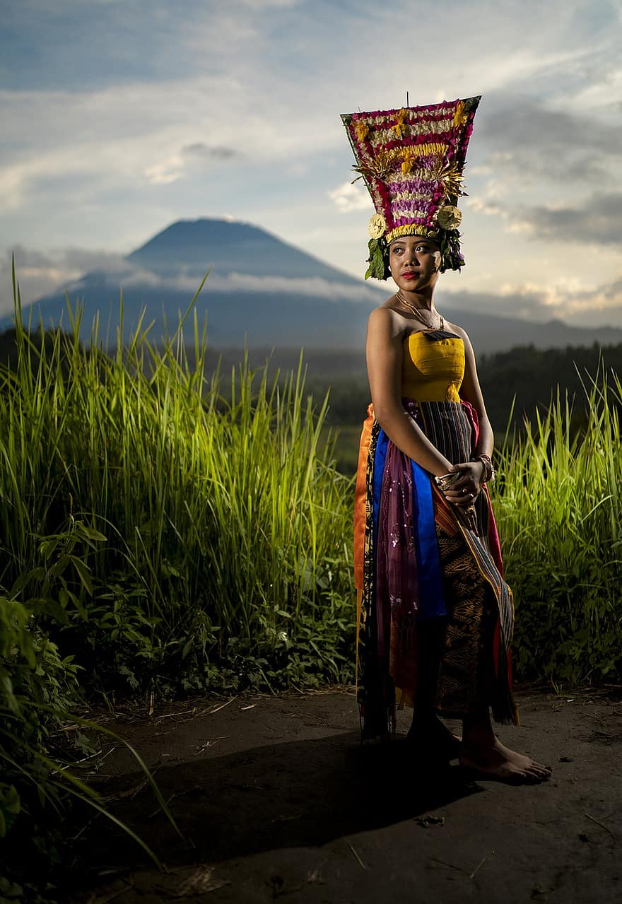 Bali, vrouw, traditionele klederdracht, Indonesië, zonsondergang, traditie, cultuur, culturen, volwassen, jurk, inheemse cultuur