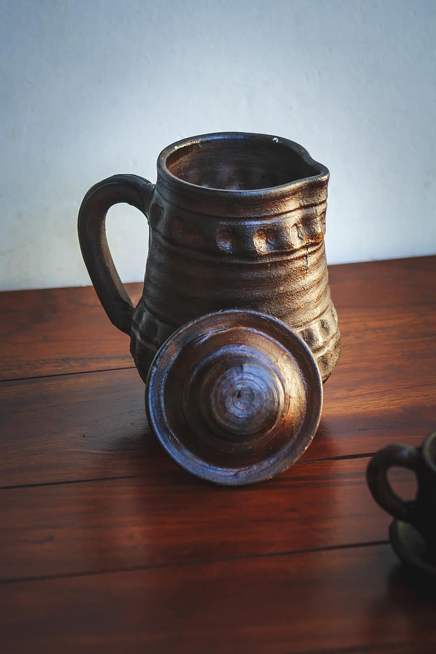 Caneca de barro, pote de barro, vaso de barro, madeira, mesa, único objeto, louças, antiquado, fechar-se, cerâmica, bebida
