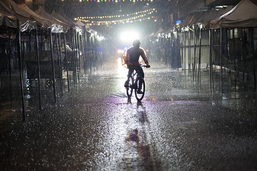 chovendo, mercado noturno, Bangkok, noite, chuva, panorama