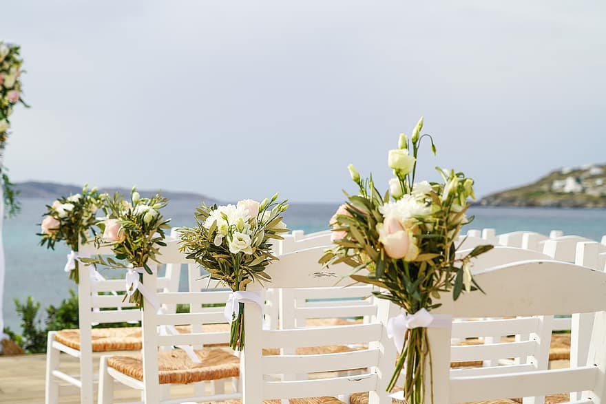 mykonos, casament, lloc, cadires, seients, flors, decoració, casament a la platja, Grècia, planificador de noces