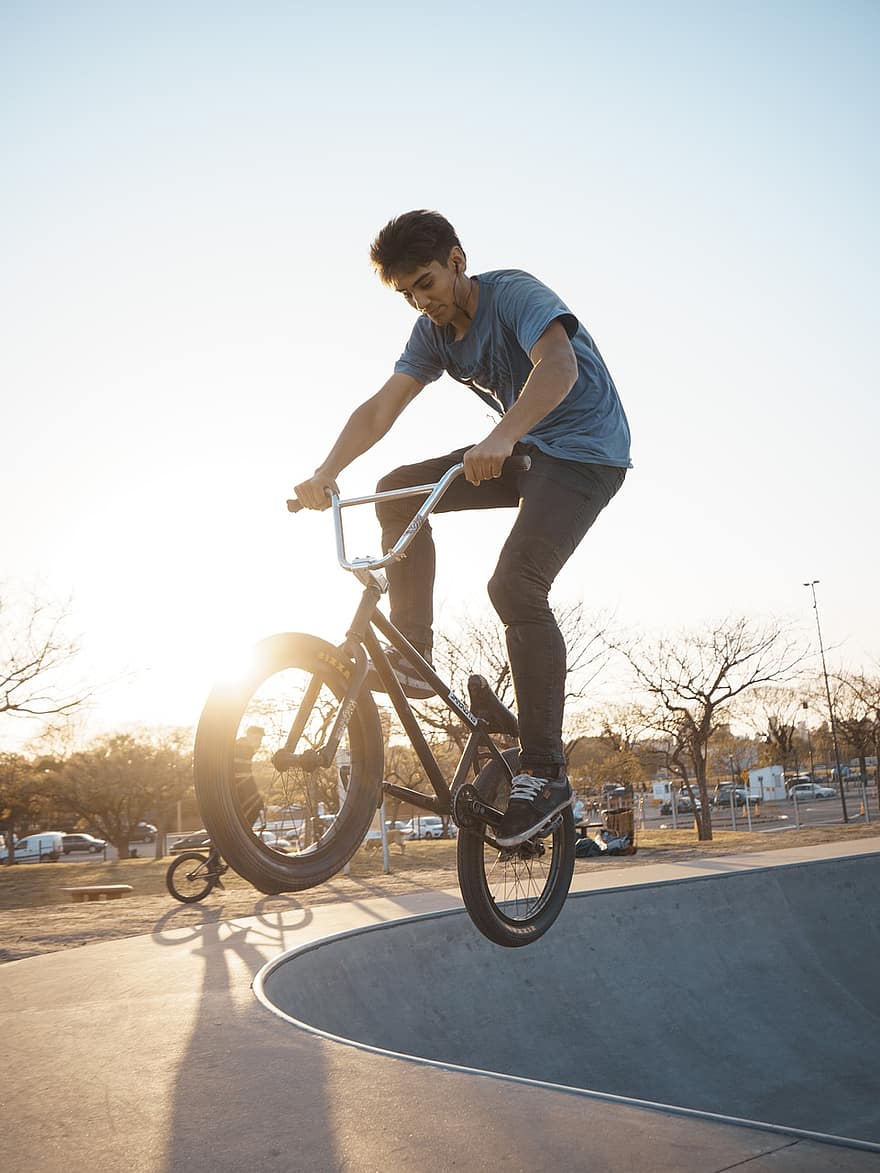 Taman skate, pengendara sepeda, sepeda, melompat, atlet, olahraga, olahraga ekstrim, orang, muda