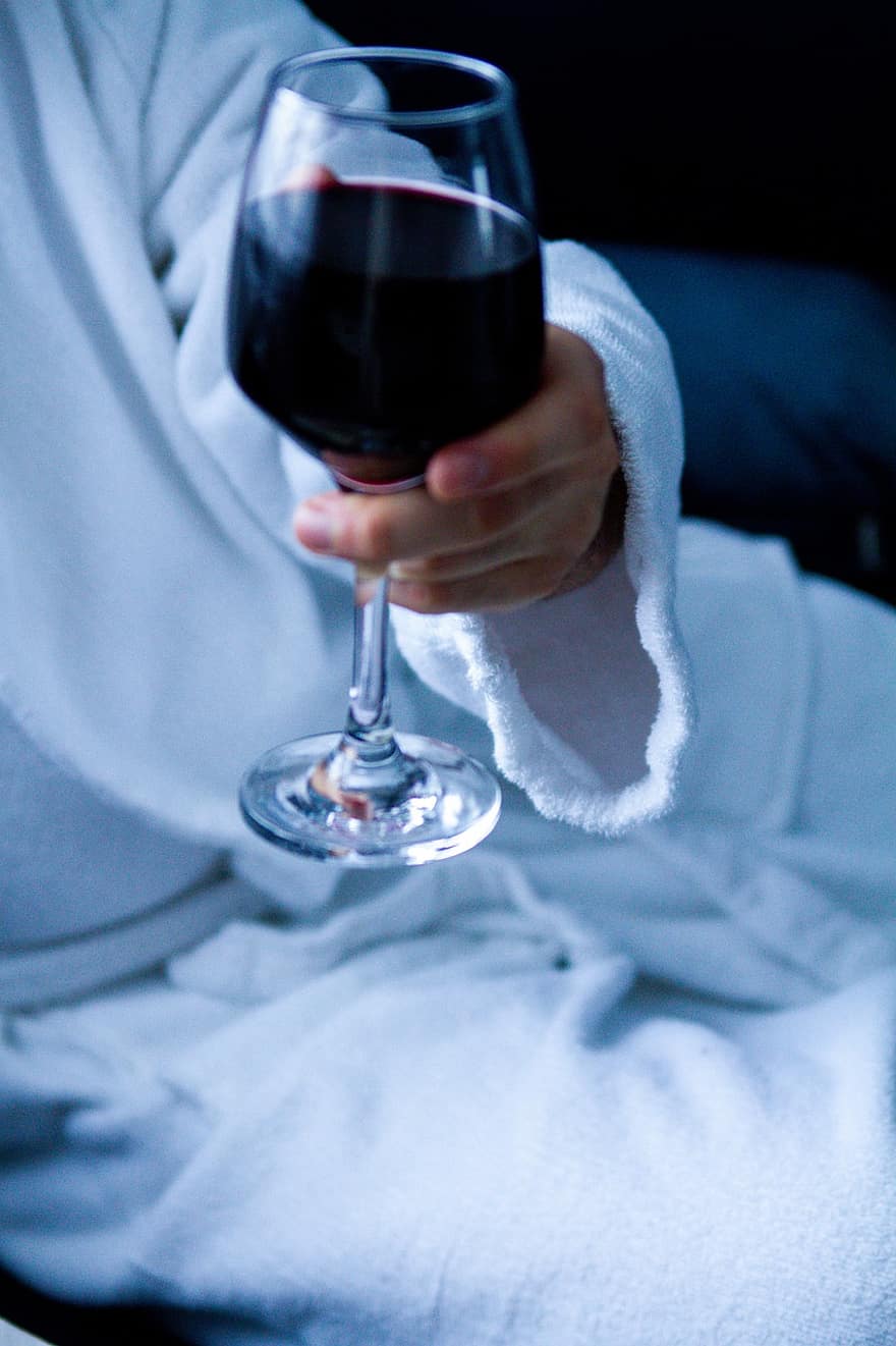 червено вино, чаша за вино, мъж, халат за баня, хотел, вино, чаша вино, ръка, човек, роба, алкохол