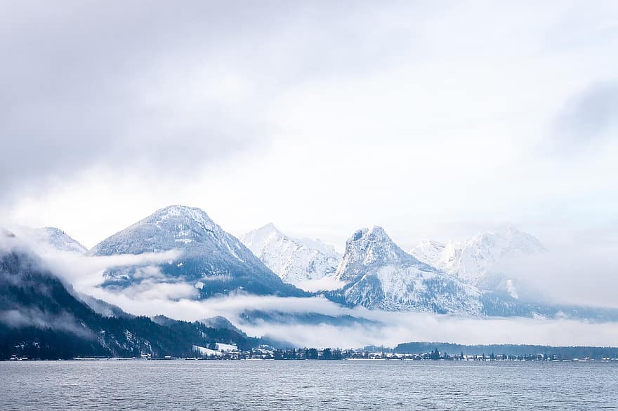 montañas, lago, invierno, niebla, Sankt Gilgen, Wolfgangsee, Austria, naturaleza, nieve, nubes, frío