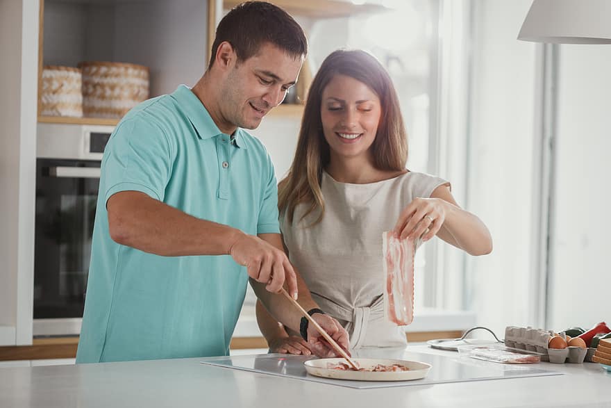coppia, cucinando, cucina, insieme, uomo, donna, prima colazione, mattina, contento, sorridente, amore