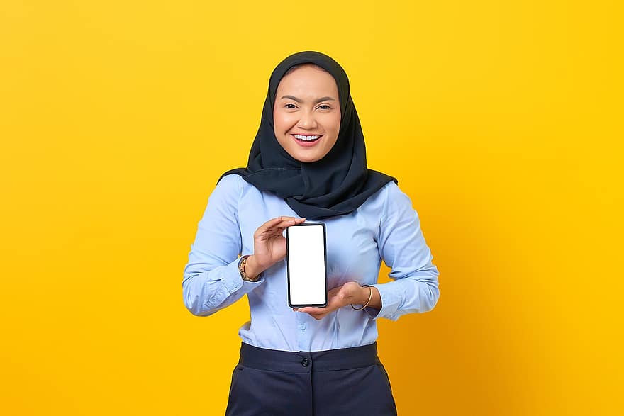 женщина, смартфон, хиджаб, копировать пространство, бизнес-леди, улыбается, счастливый, веселый, профессиональный
