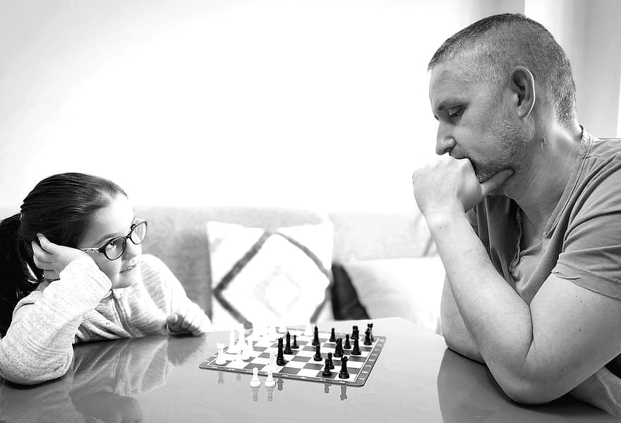 padre e hija, Ajedrez, familia, tiempo familiar, ajedrez, hombres, adentro, estilos de vida, machos, en blanco y negro, jugando