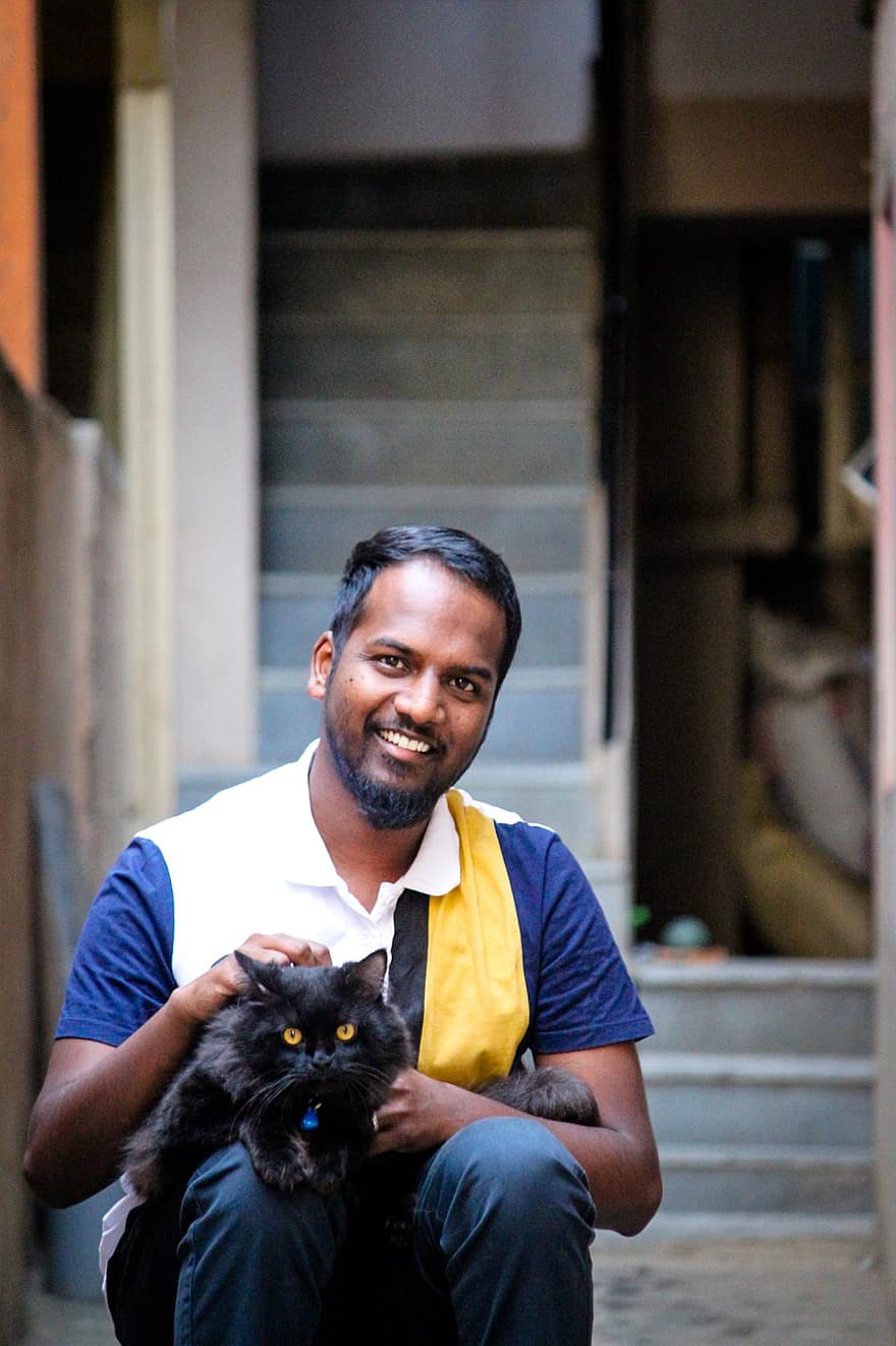 άνδρας, persian cat, κατοικίδιο ζώο, σε εξωτερικό χώρο, άνδρες, ενήλικος, κοιτάζοντας την κάμερα, ένα άτομο, αρσενικά, χαμογελαστά, πορτρέτο