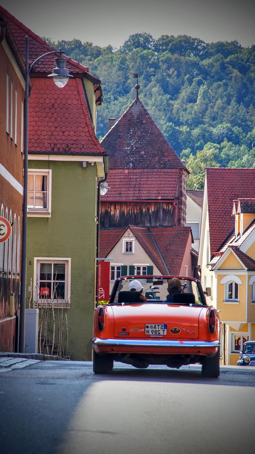 Auto, Rallye, Straße, Gebäude, Stadt, Dorf, altes Auto, klassisches Auto, Fahrzeug, Automobil, Häuser, Fränkisches Seenland