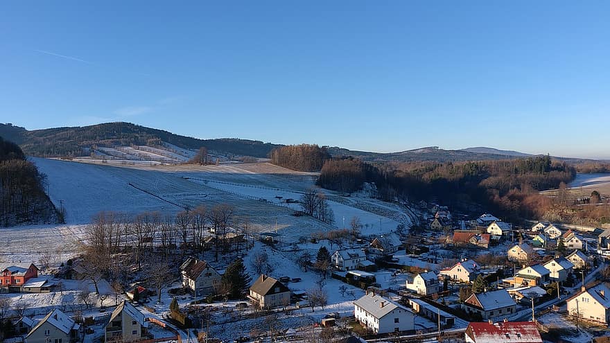 drone, kaime, kaimas, miškas, žiemą, sezoną, sniegas, kraštovaizdį, kaimo scenoje, kalnas, mėlyna