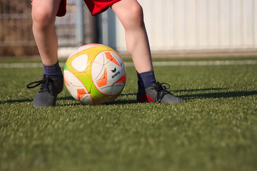 футбол, спорт, дитина, навчання, коліно, стопа, футбольне поле, діяльність, граючи, м'яч, трави