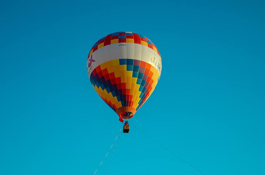 kuumailmapallo, lento, taivas, ilmapallo, kuumailmapallon kyydissä, ratsastaa, seikkailu, hauska, lentäminen, sininen, kuljetus