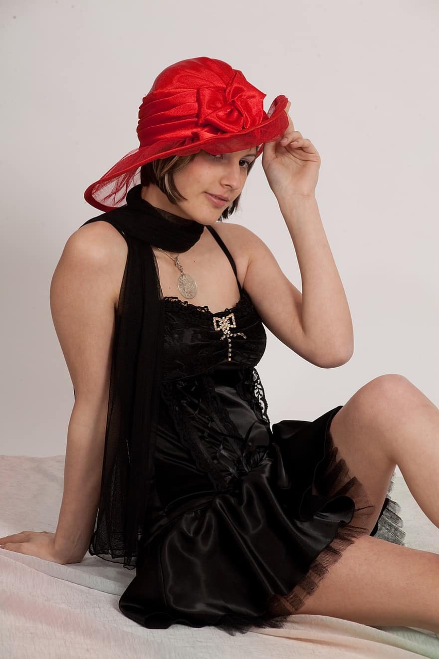 червена шапка, тийнейджър, фотосесия, Черна рокля, малка черна рокля, млад, щастлив, жена, женски пол, бял, човек