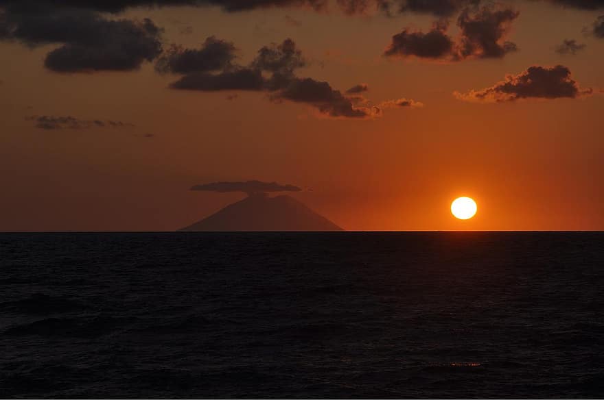 zonsondergang, zee, vulkaan, Stromboli-eiland, Mount Stromboli, zon, schemer, horizon, natuur, landschap, zonlicht