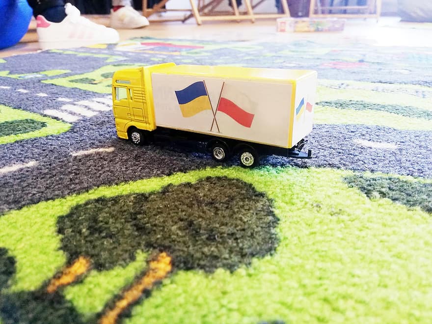 Ukraine, Pologne, camion jouet, drapeaux, relation amicale, jouet, transport