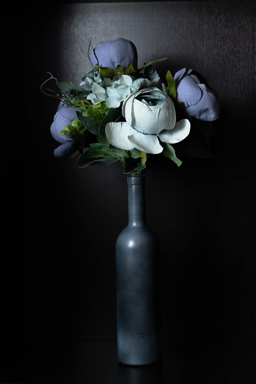 fleurs, artificiel, bouteille, bouquet, décoration, ornement, décor, afficher, fleurs bleues, Fleurs pourpres, fond sombre