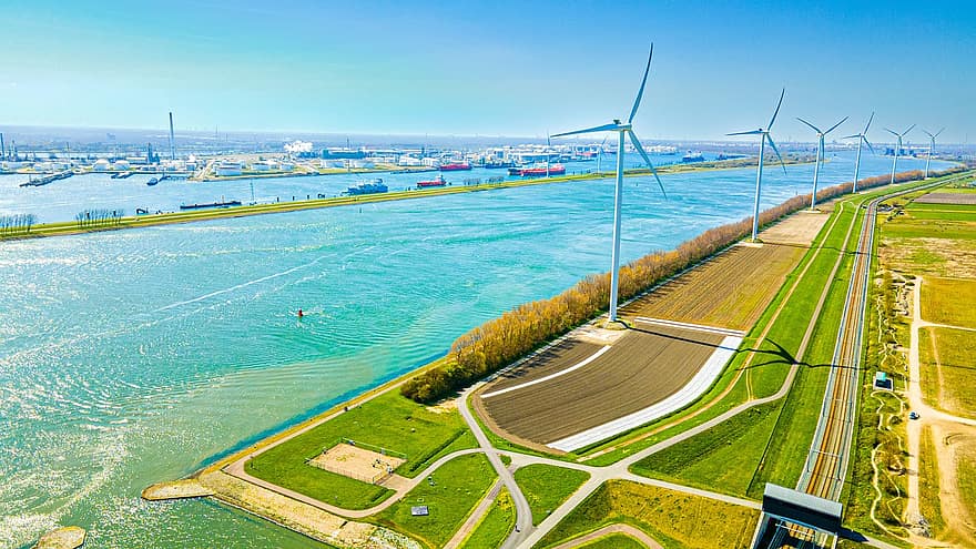 Holandia, farma wiatrowa, turbiny wiatrowe, rzeka, morze