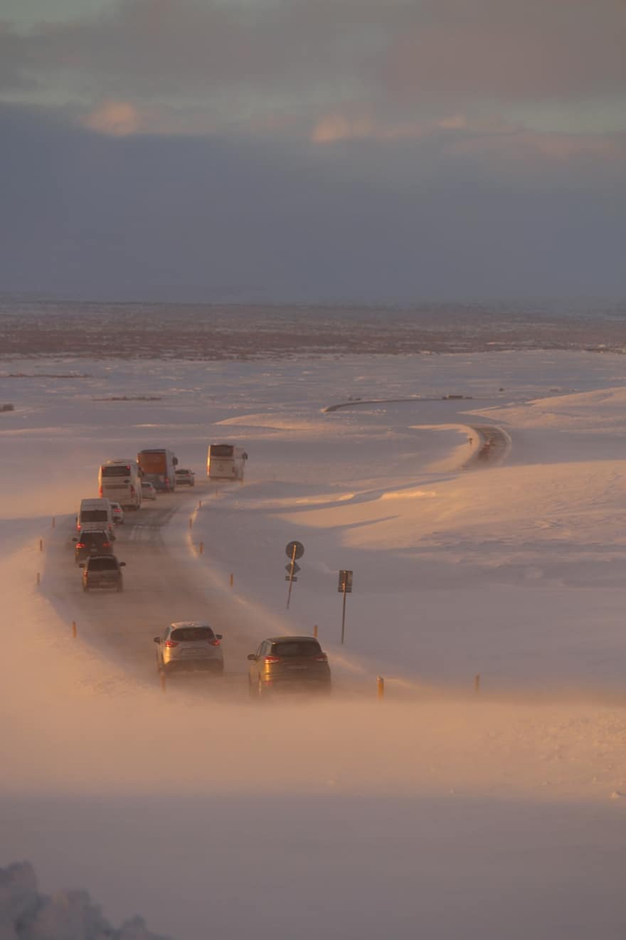 Islandia, śnieg, samochody, ruch drogowy, lód, zaspy śnieżne, krajobraz, podróżować