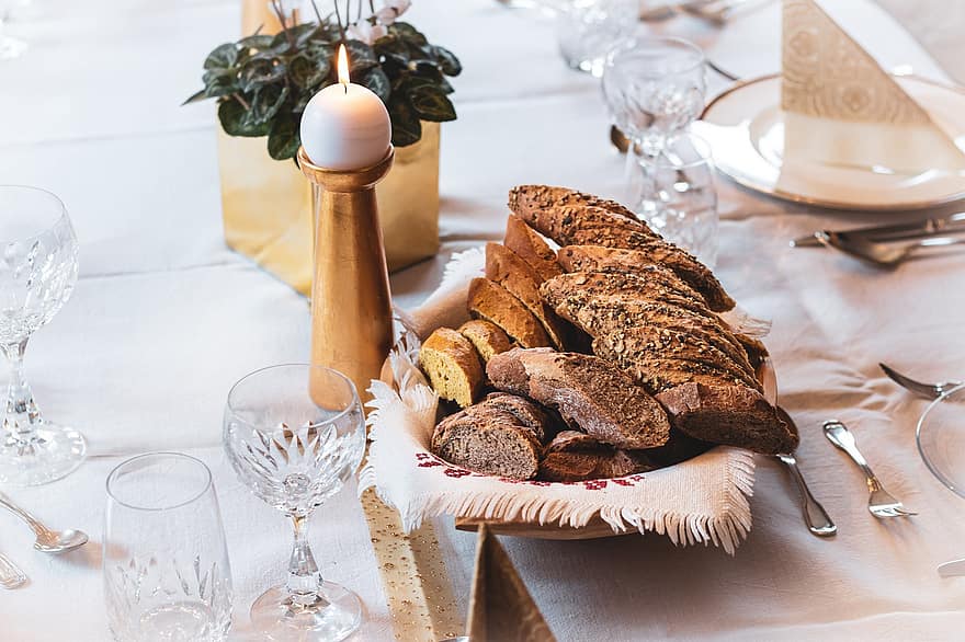 cesta de pão, mesa, peça central, luz de velas, Jantar a luz de velas, mesa de jantar, configuração de mesa, evento, celebração, ceia de Natal, aniversário