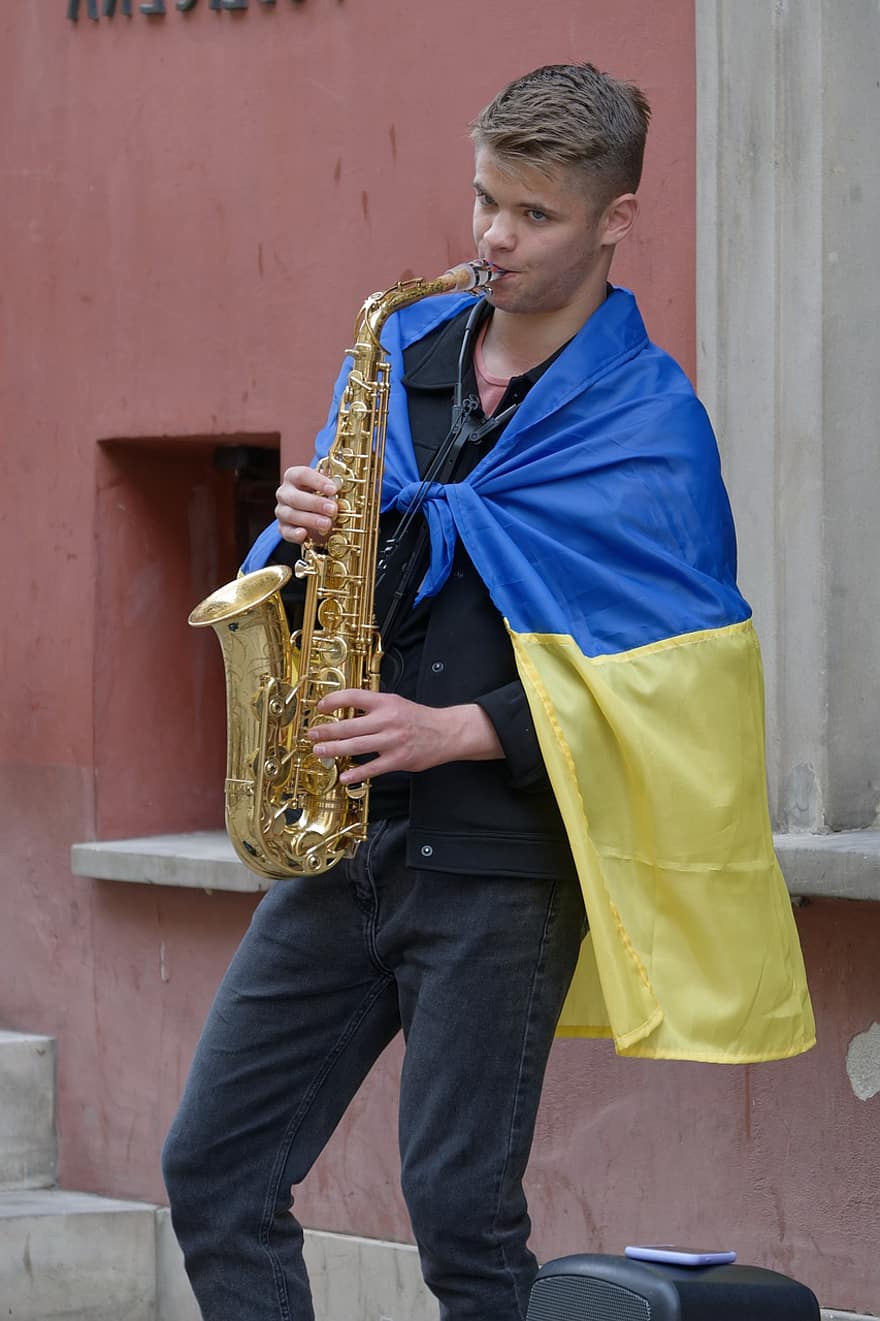 ウクライナの旗、大道芸人、サックス、音楽、通り、都市、ウクライナのミュージシャン、ミュージシャン、楽器、男達、出演者
