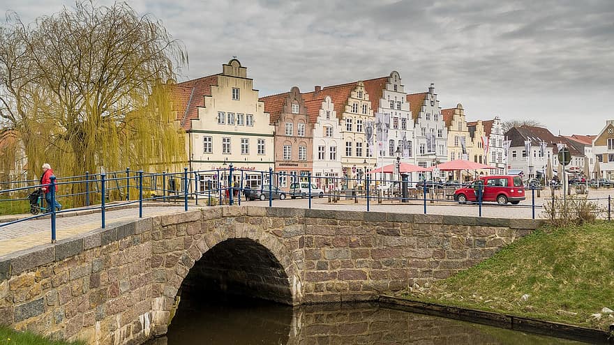 Friedrichstadt, piactér, híd, négyzet, csatorna, város, történelmi házak, Schleswig-Holstein, építészet, híres hely, városkép