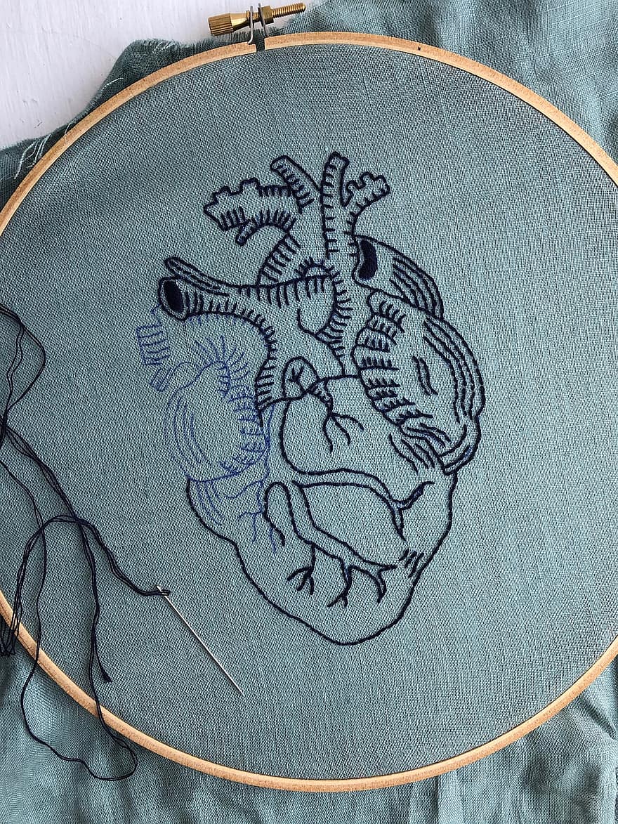 心臓、器官、クロスステッチ、人間の心、刺繍、手刺繍、刺繡フープ、手作り、針仕事、クラフト