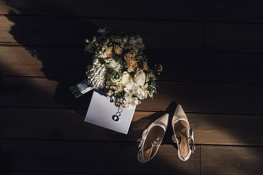 obuv, podpatky, kytice, šperky, květinové aranžmá, svatba, detail