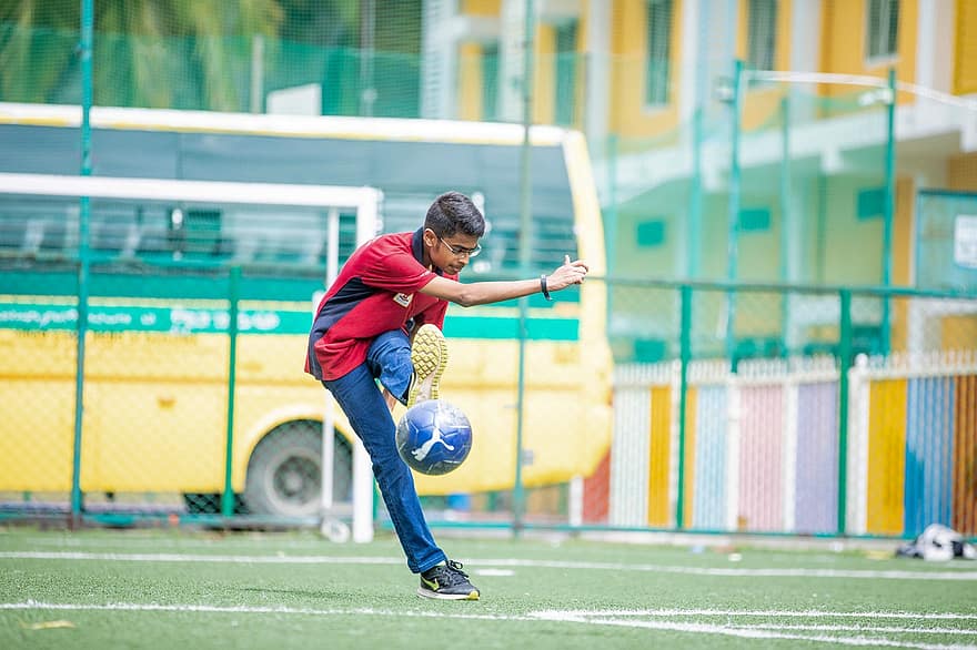 piłka nożna, boisko do piłki nożnej, student, sportowiec, teren szkoły, Storczyki Międzynarodowa Szkoła, Jodthbhim, nowe Miasto, kołkata, Bengal Zachodni, Indie