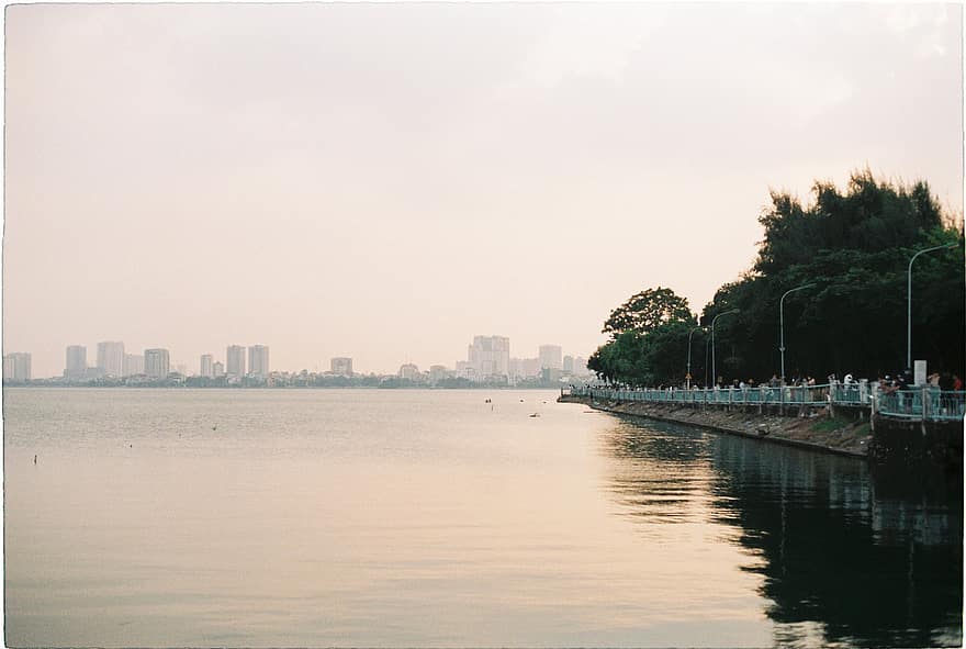 западное озеро, Ханой, Вьетнам, заход солнца, озеро, воды, отражение, парк, город, линия горизонта, городской