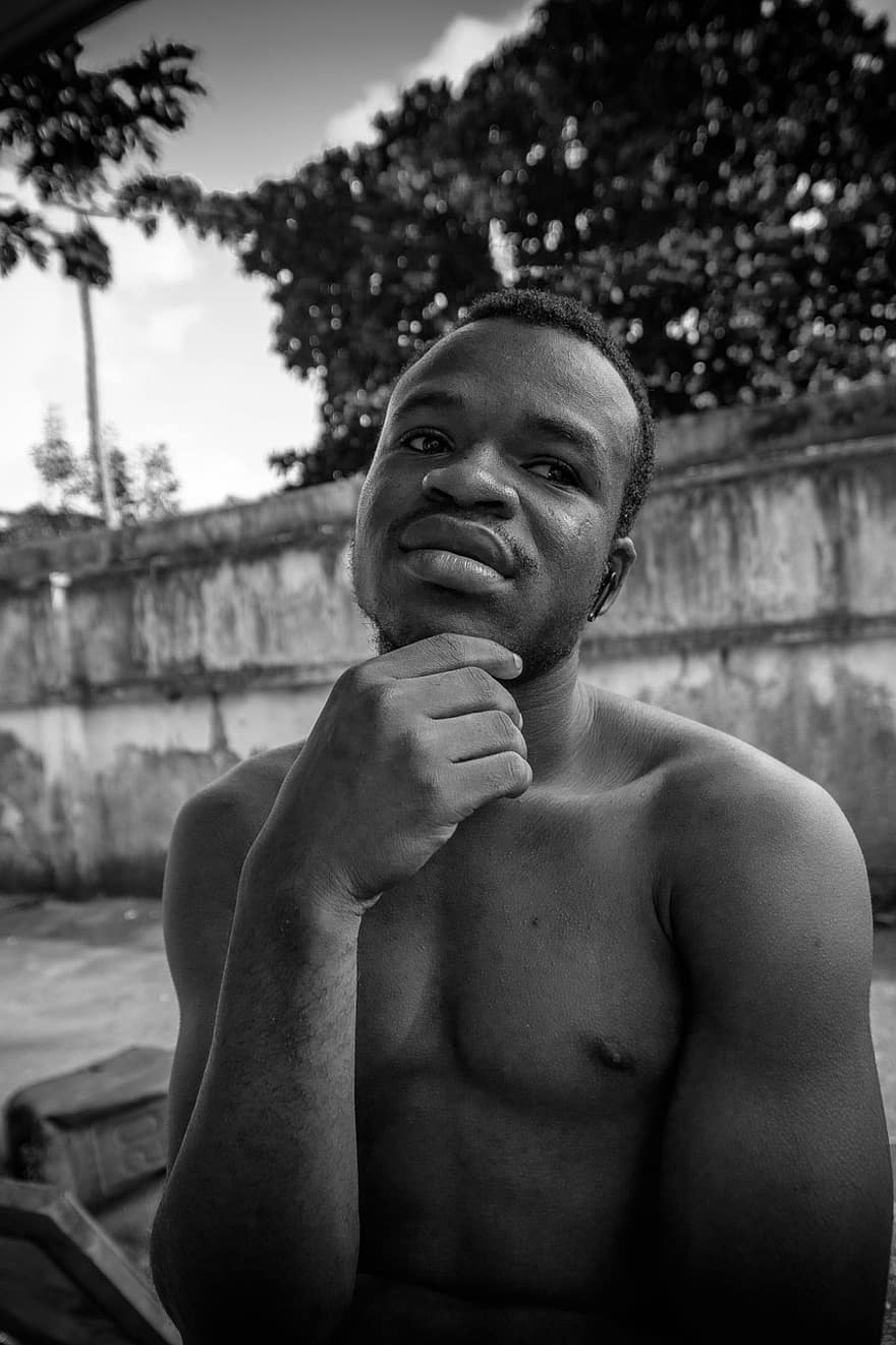 Mann, Denken, Porträt, Schwarz und weiß, Lächeln, Nigerianer, afrikanischer Mann, nachdenklich, mit nacktem Oberkörper, lächelnd, Lagos
