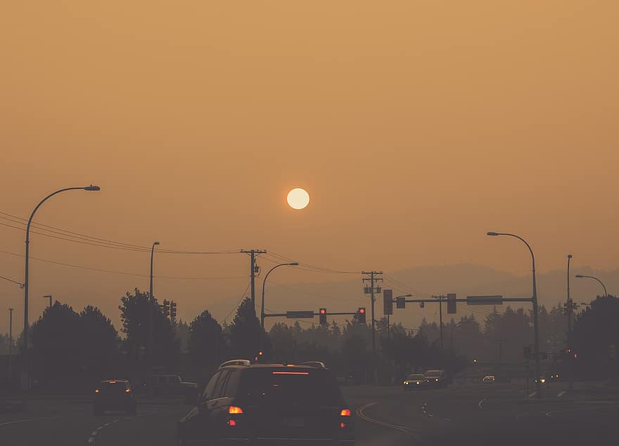sol, solnedgang, vei, røyk, Brannsesong, trafikk, kjøretøyer, biler, hovedvei, oransje himmel, sollys