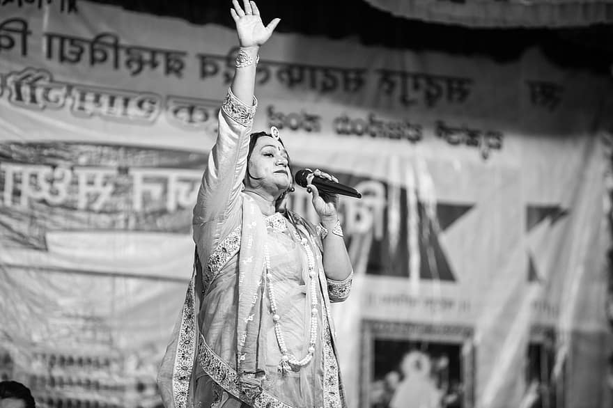 cantant, La cantant Asha Vaishnav, cantant indi, micròfon, actuació escènica, Quadres Escènics, obra de teatre, bhajan, cançó, Anil Sain Nagaur, Baras Baras Mahara Indar Raza