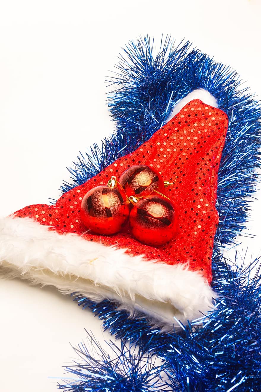 karácsonyi dekoráció, santa kalap, karácsonyi baubles, karácsonyi díszek, dekoráció, ünneplés, évszak, téli, háttérrel, ajándék, közelkép