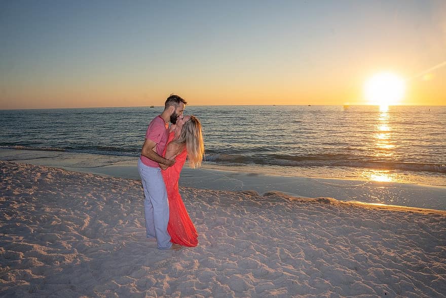 coppia, bacio, spiaggia, tramonto, romanza, amore, felicità, uomo, donna, romantico, riva