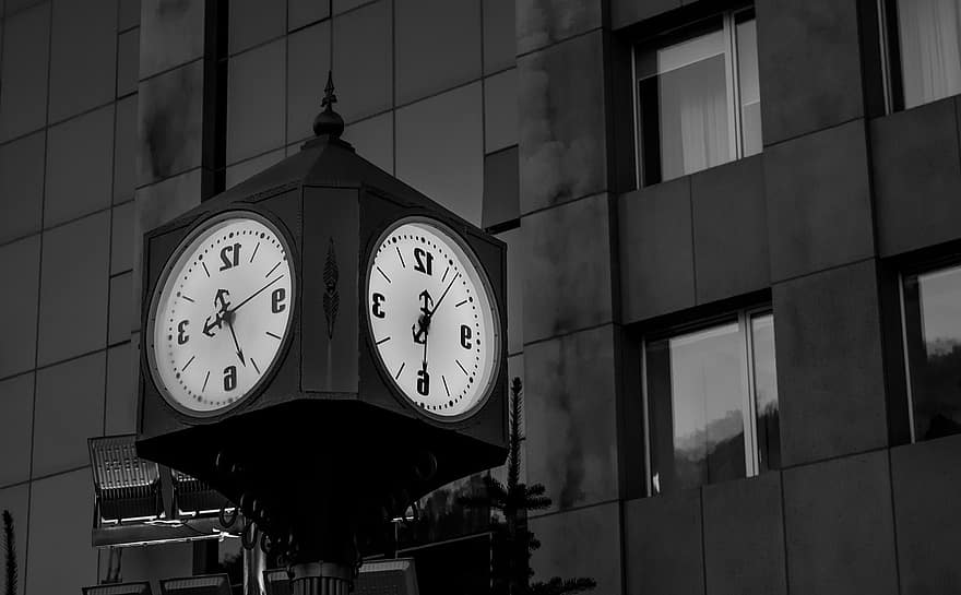 reloj, hora, ciudad, zona, urbano, arquitectura, en blanco y negro, noche, ventana, estructura construida, exterior del edificio