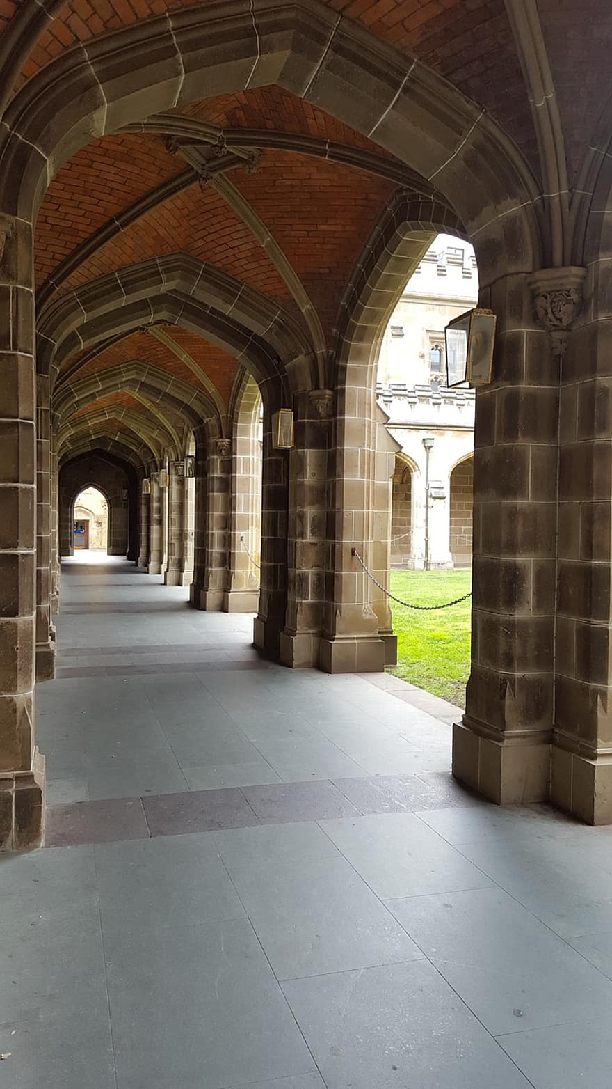 columnata, arcos de piedra, Universidad, arquitectura