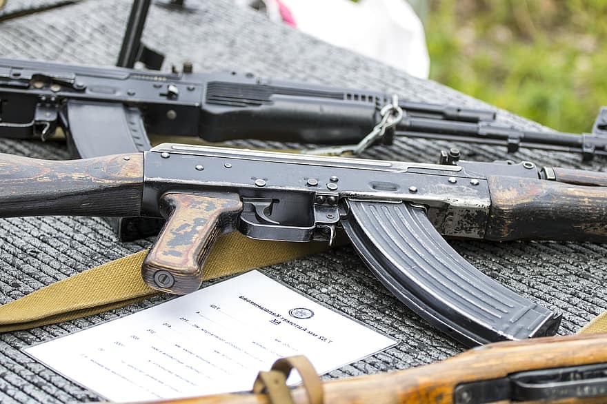 våben, Kalashnikov rifler, rifler, tæt på, metal, træ, skruenøgle, udstyr, stål, industri, byggebranchen