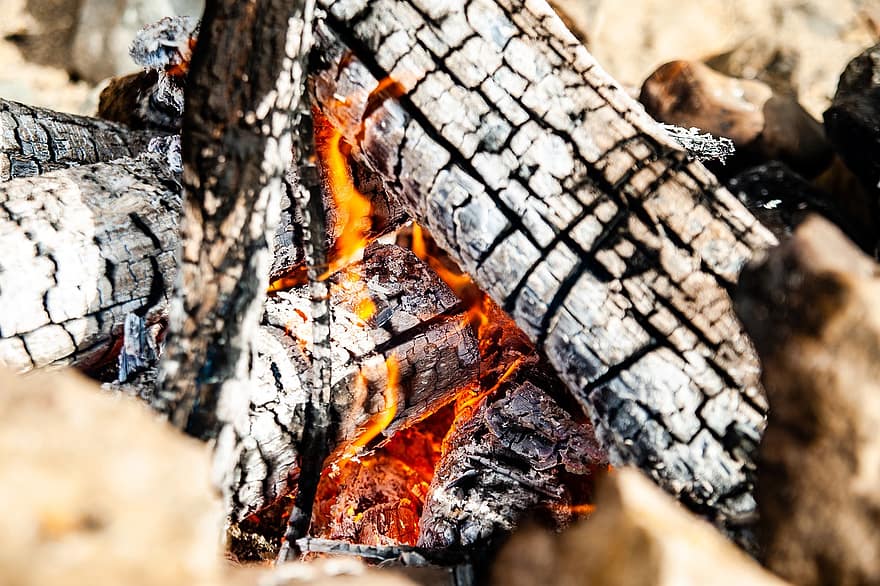 ateş, yakacak odun, kül, sıcaklık, ahşap, kamp ateşi, şenlik ateşi, yanmış, yanan, yanmak, kor