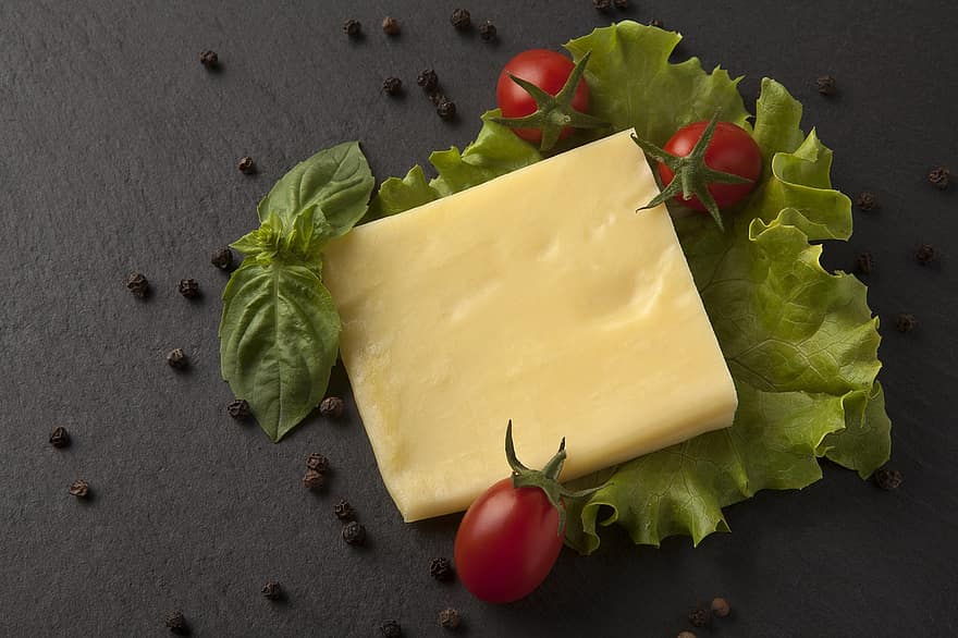 fromage, Cheddar, aliments, Cheddar vieilli, tomates, salade, fromage en tranches, poivre noir, produit laitier