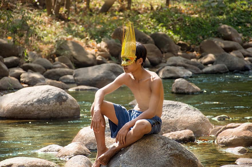 Мьянма, мальчик, река, лес, карнавальная маска