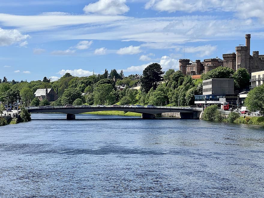 Шотландия, плащ с капюшоном без рукавов, река, мост, Река Несс, город