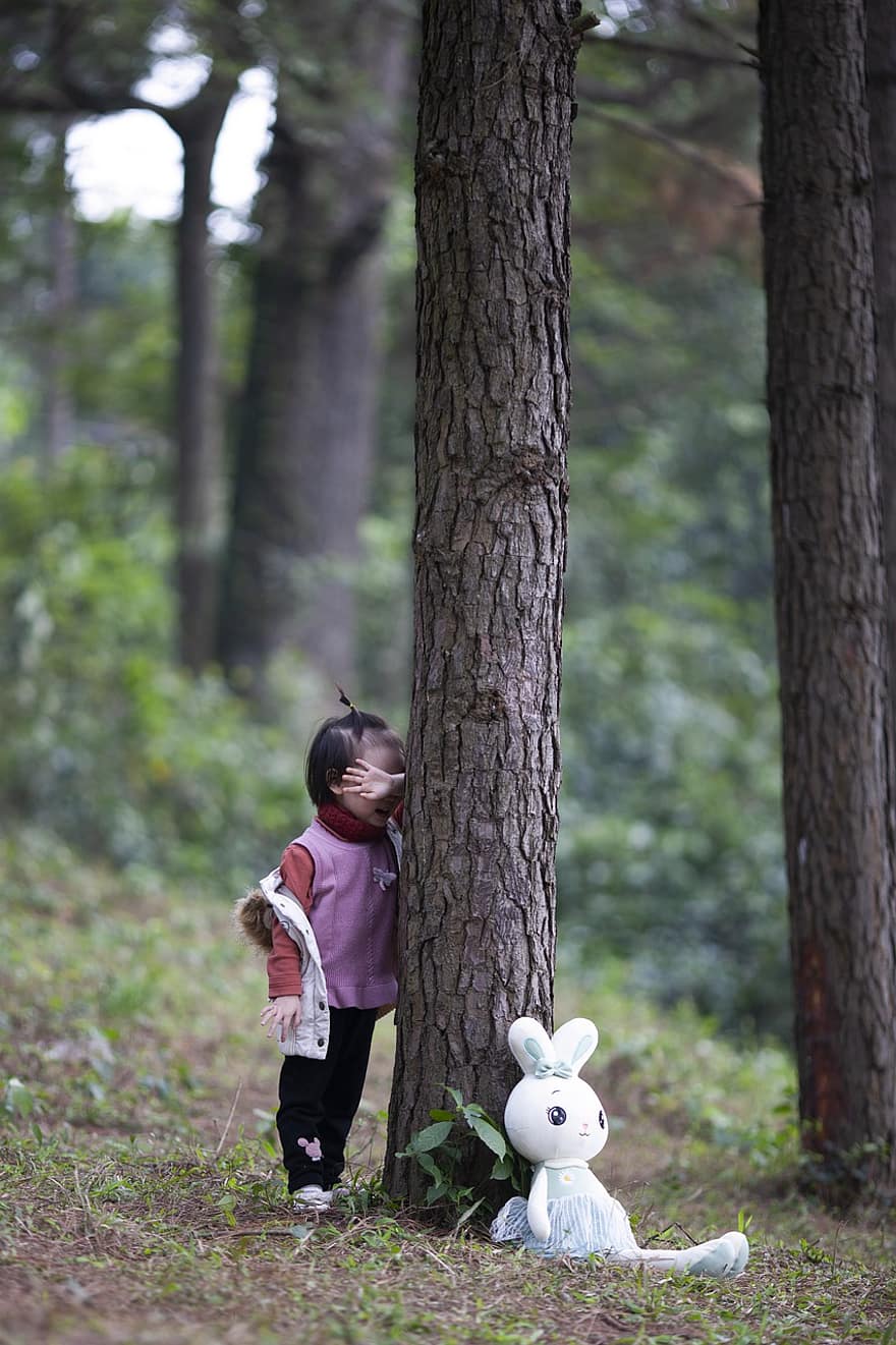 mała dziewczynka, zabawa w chowanego, las, dziewczynka, dziecko, pauza w szkole, na dworze, grając na zewnątrz, uroczy, dzieciństwo, zabawa
