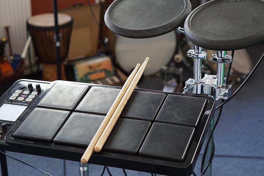 Elektronische drumpad, drumstokken, muziek-, drums, muziekinstrument, instrument, oefenruimte, modern, technologie