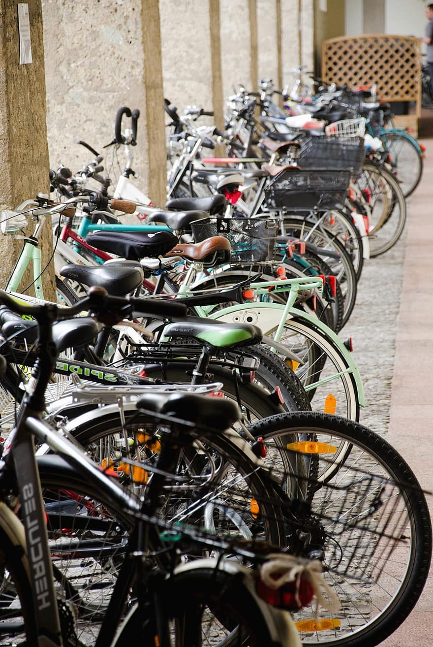 bicicletta, biciclette, parcheggio, città, mobilità, trasporto, mezzi di trasporto, modalità di trasporto, grande, gruppo di oggetti, di fila