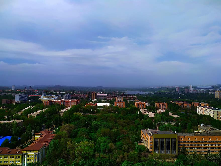 град, синьо небе, Донецк, лято