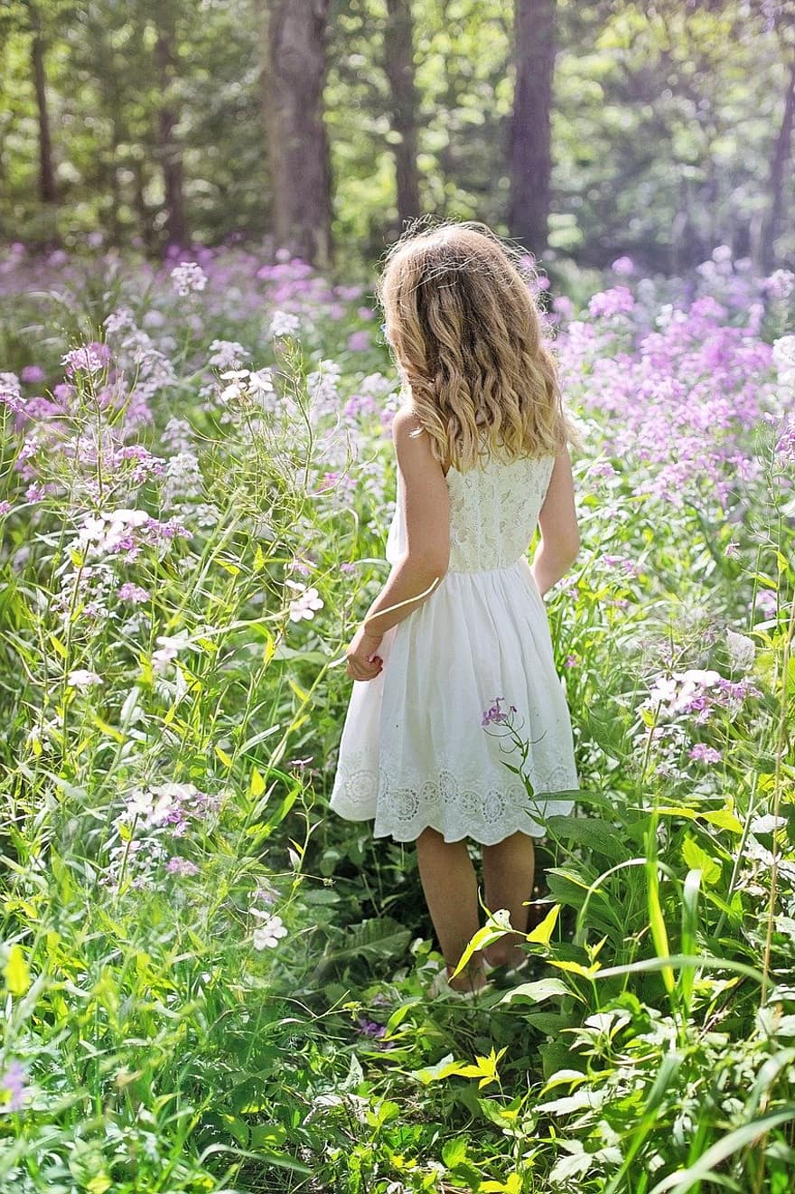 дете, момиче, диви цветя, природа, ходене, лилаво, лято, цвете, рокля, сладък, детство