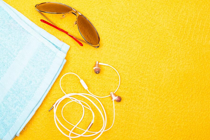 zomer achtergrond, achtergrond, zonnebril, oortelefoons, handdoek, gele achtergrond, mode