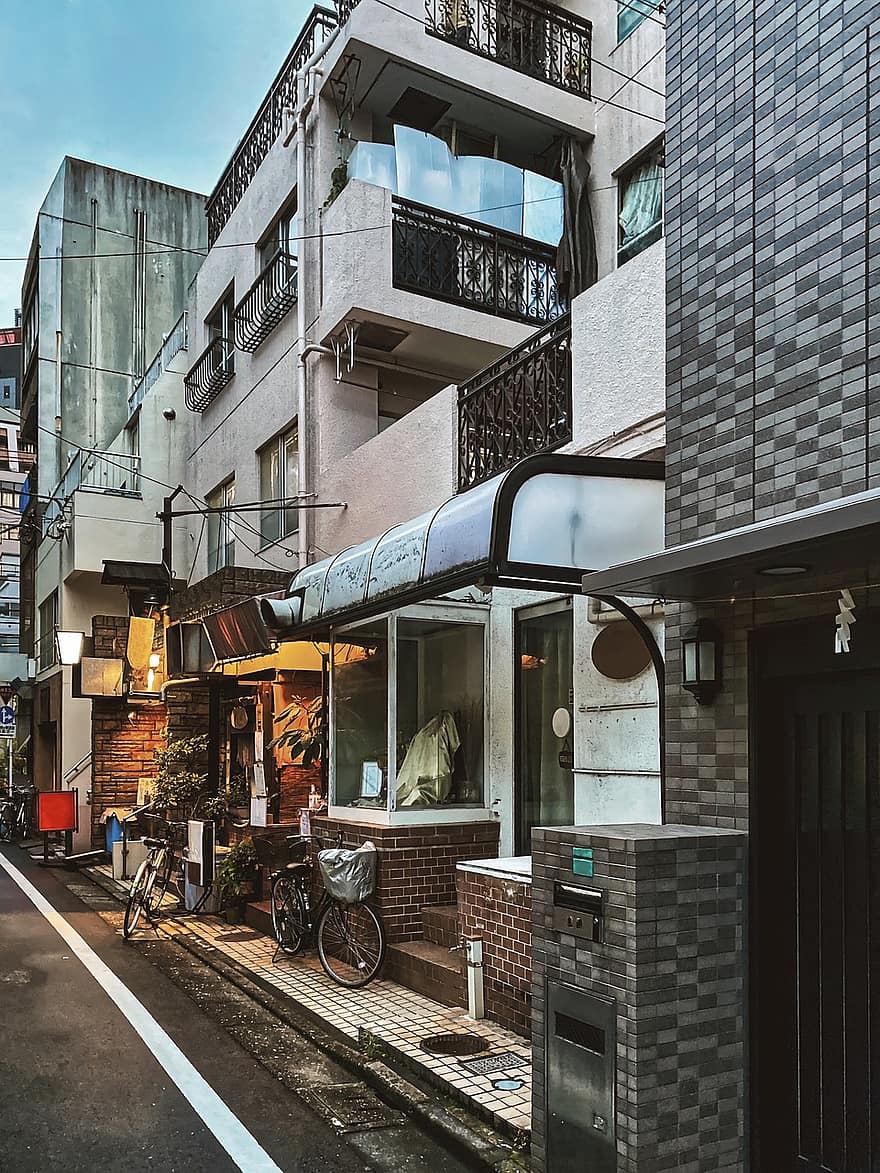 cicha uliczka, aleja, Tokio, Japonia, niskie budynki, stare budowle, ulica