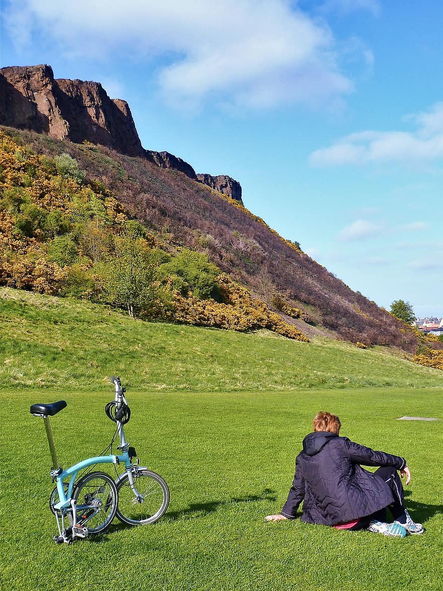 muntanya, bicicleta, dona, descans, perspectiva, mirant, herba, homes, esport, activitat d'oci, relaxació