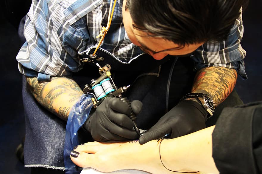 menininkas, tatuiruotė, menas, koncentracija, rašalas, skausmas, žmonių, vyras, gyvenimo būdas, tatuiruotę, klientas