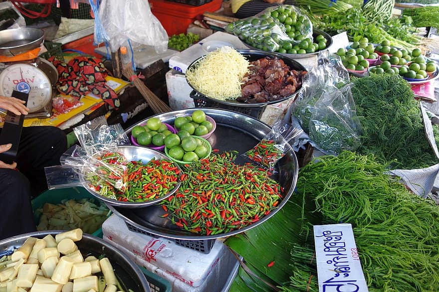 rolnicy na lokalnym rynku, Tajlandia, przyprawy, jedzenie, zakupy, rynek, świeży, sprzedaż